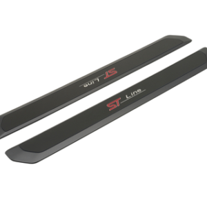 Pragovi prednjih vrat, črni z rdeče-belo osvetljenim logotipom ST-Line